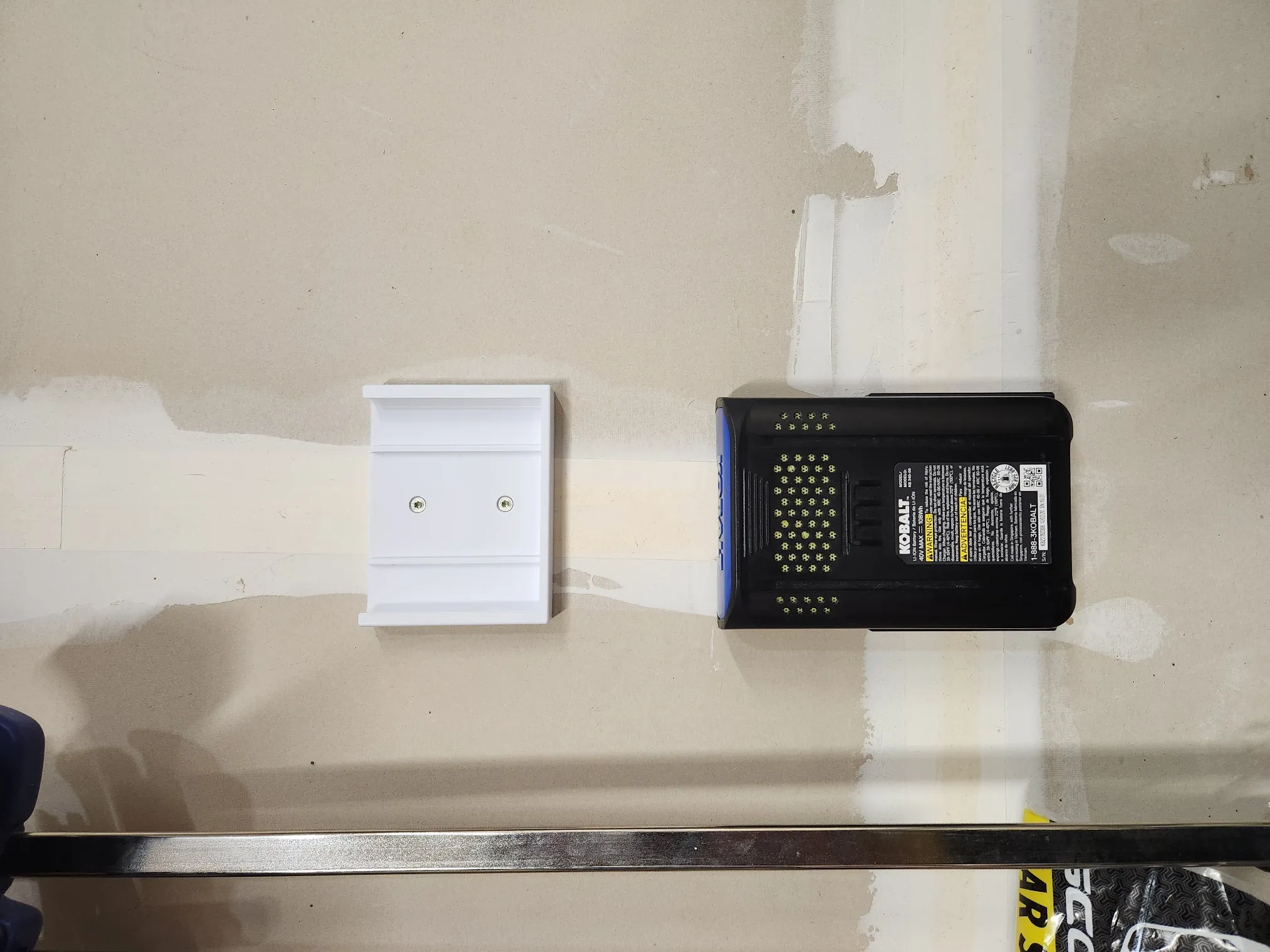 Giá đỡ pin Kobalt 40V cho thiết bị làm vườn