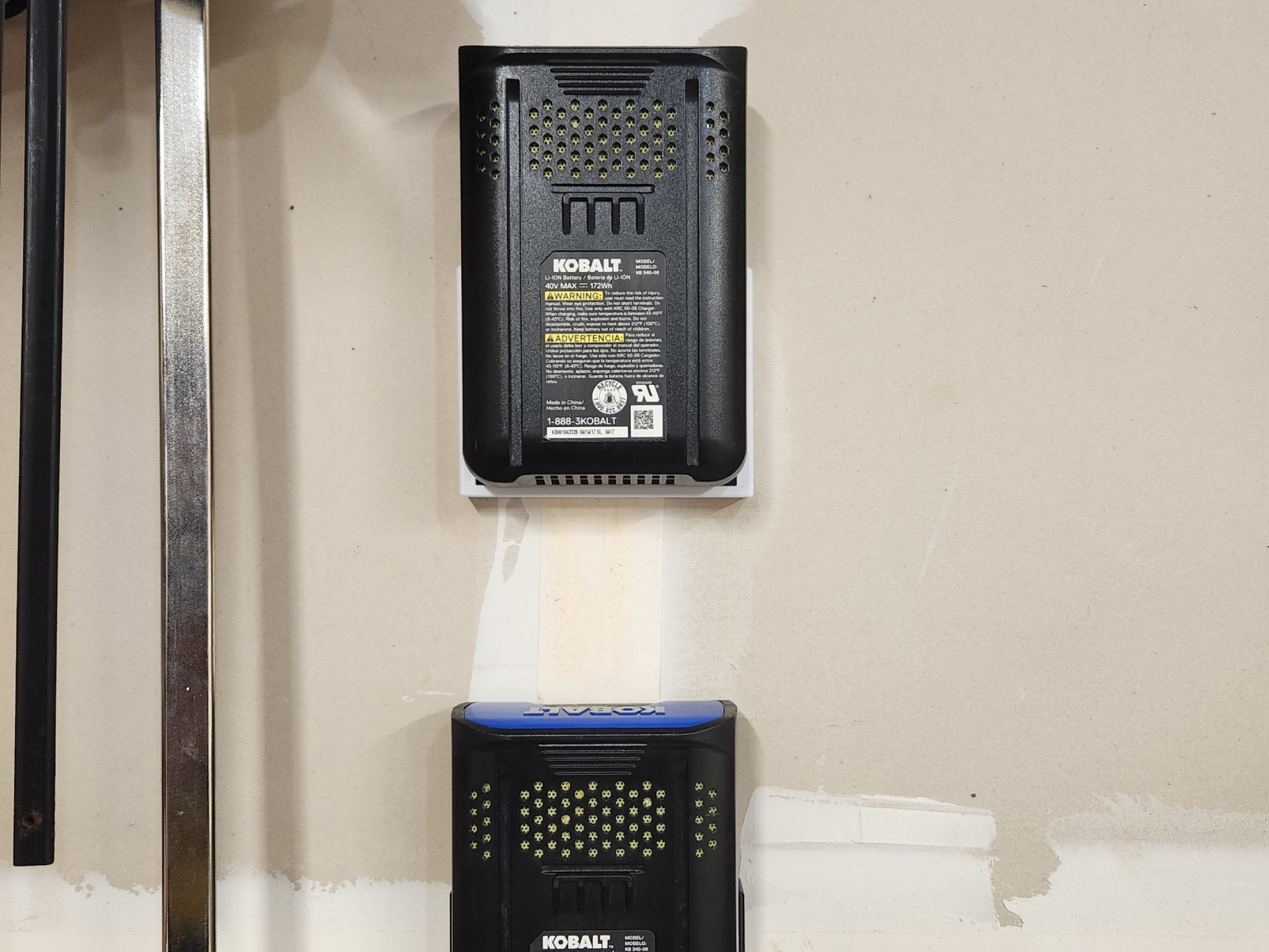 Giá đỡ pin Kobalt 40V cho thiết bị làm vườn