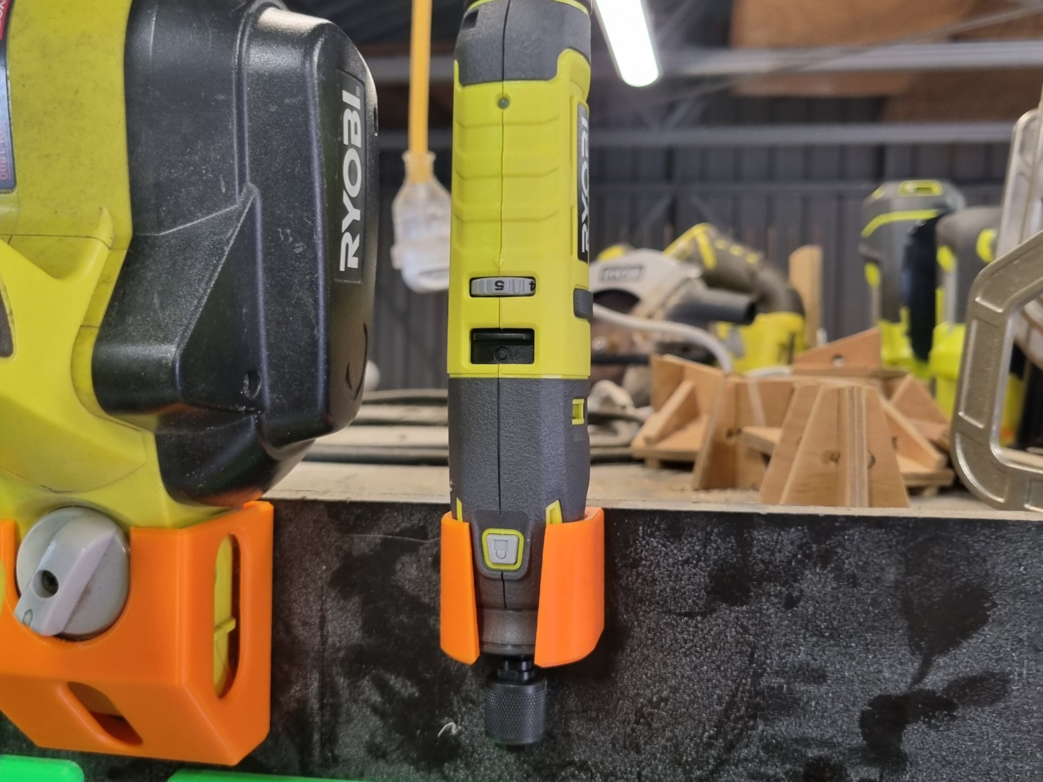 Giá đỡ công cụ quay Ryobi 4V gắn tường