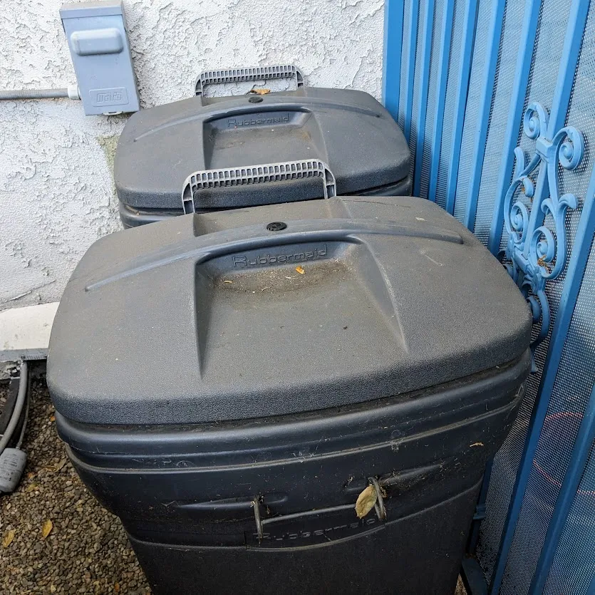 Nắp thay thế cho thùng rác ngoài trời Rubbermaid RM134501