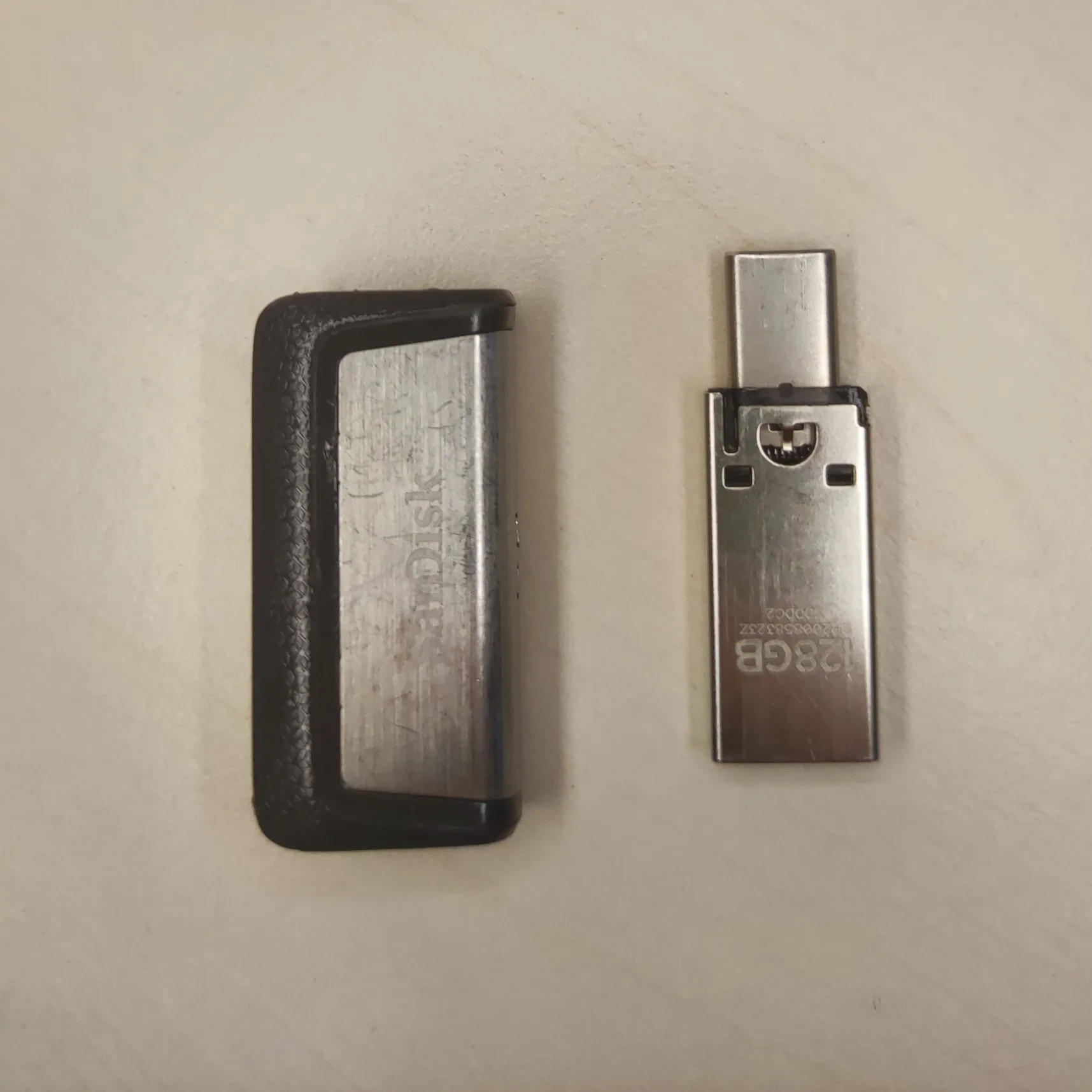 Vỏ bảo vệ USB Sandisk Ultra Dual với khóa hỏng