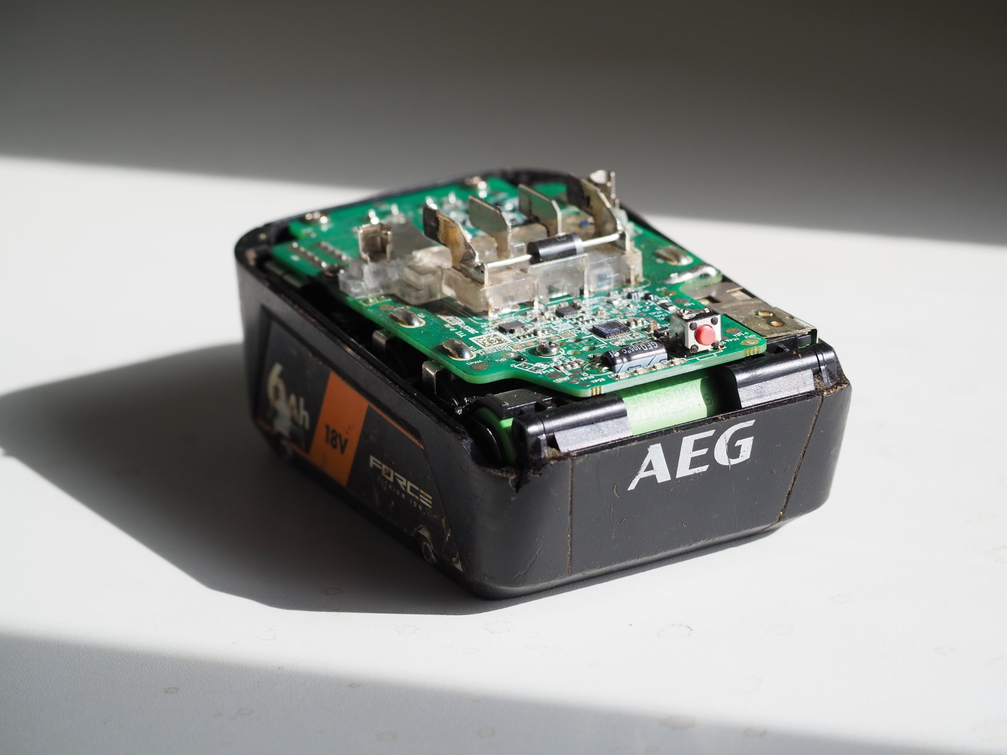 Thay thế linh kiện cho pin AEG 6ah hỏng hóc