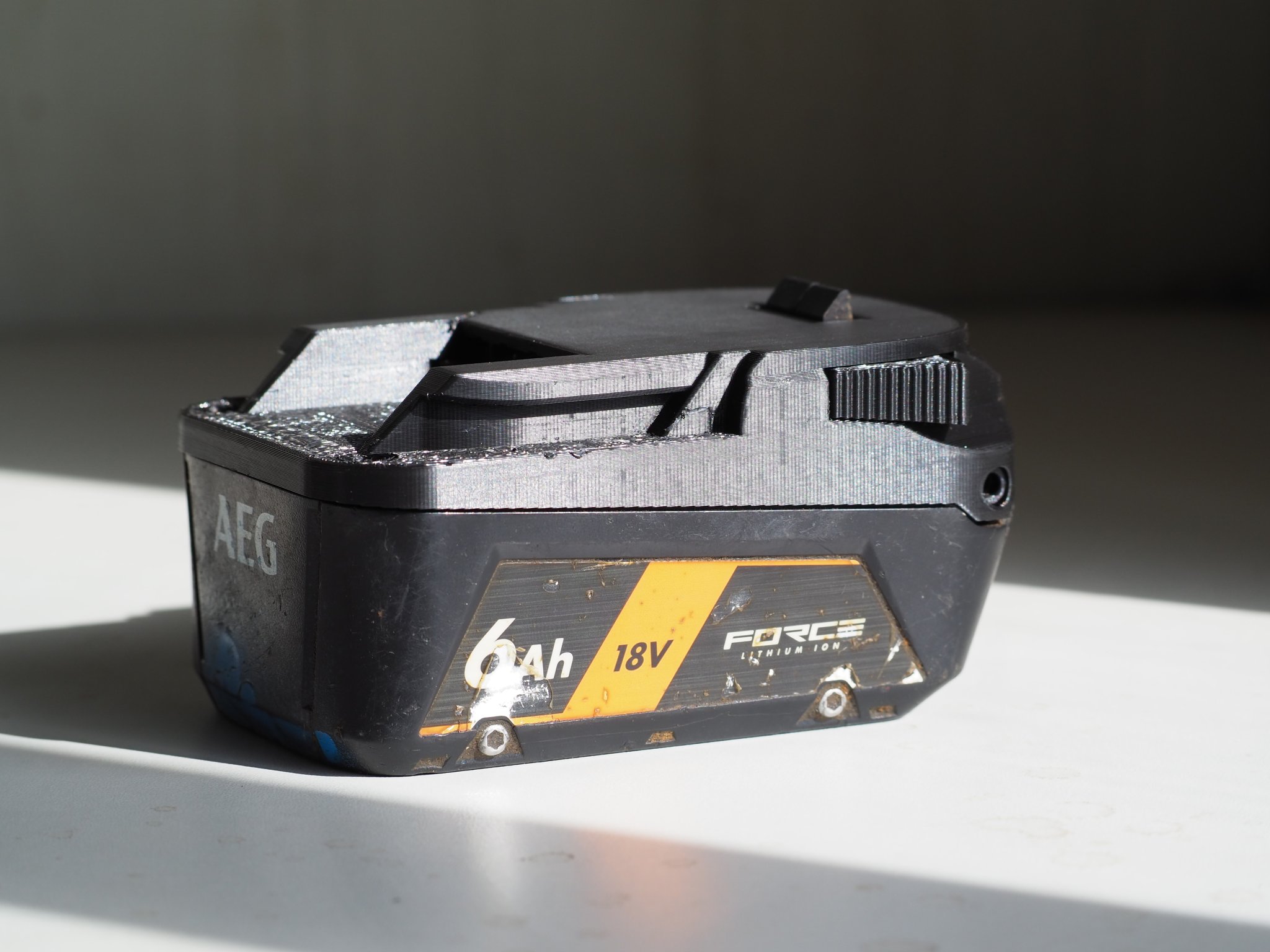 Thay thế linh kiện cho pin AEG 6ah hỏng hóc