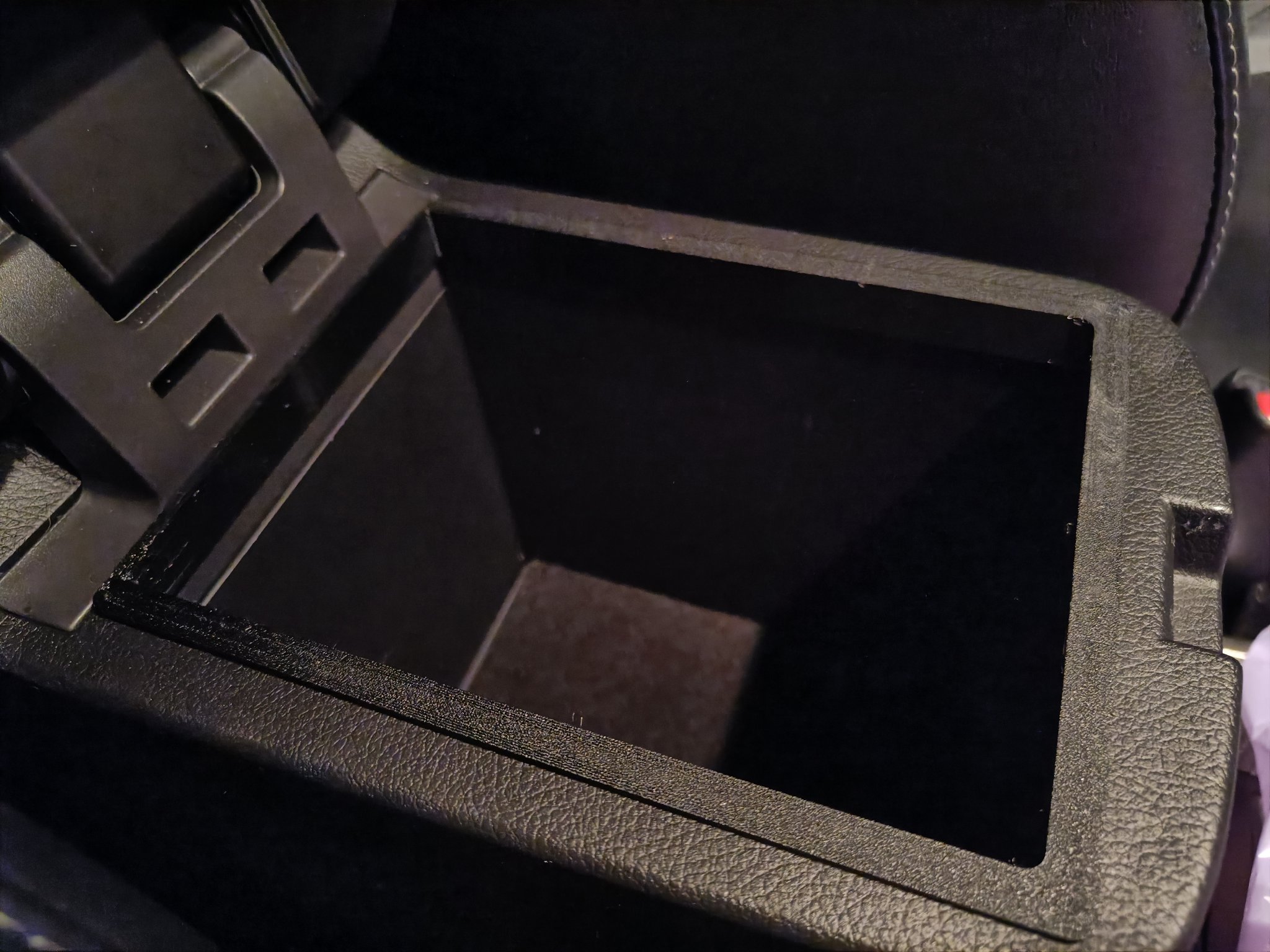 Khung chứa rác cho Mitsubishi Outlander 2019