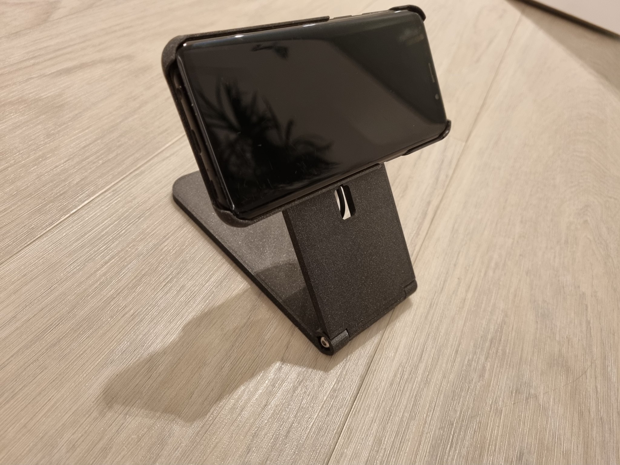 Giá đỡ sạc không dây Vention lấy cảm hứng từ Peak Design