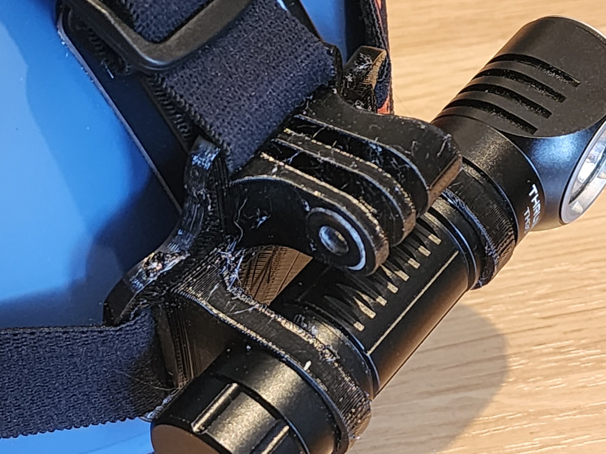 Giá đỡ mũ bảo hiểm kết hợp GoPro và đèn pin TH30 V2