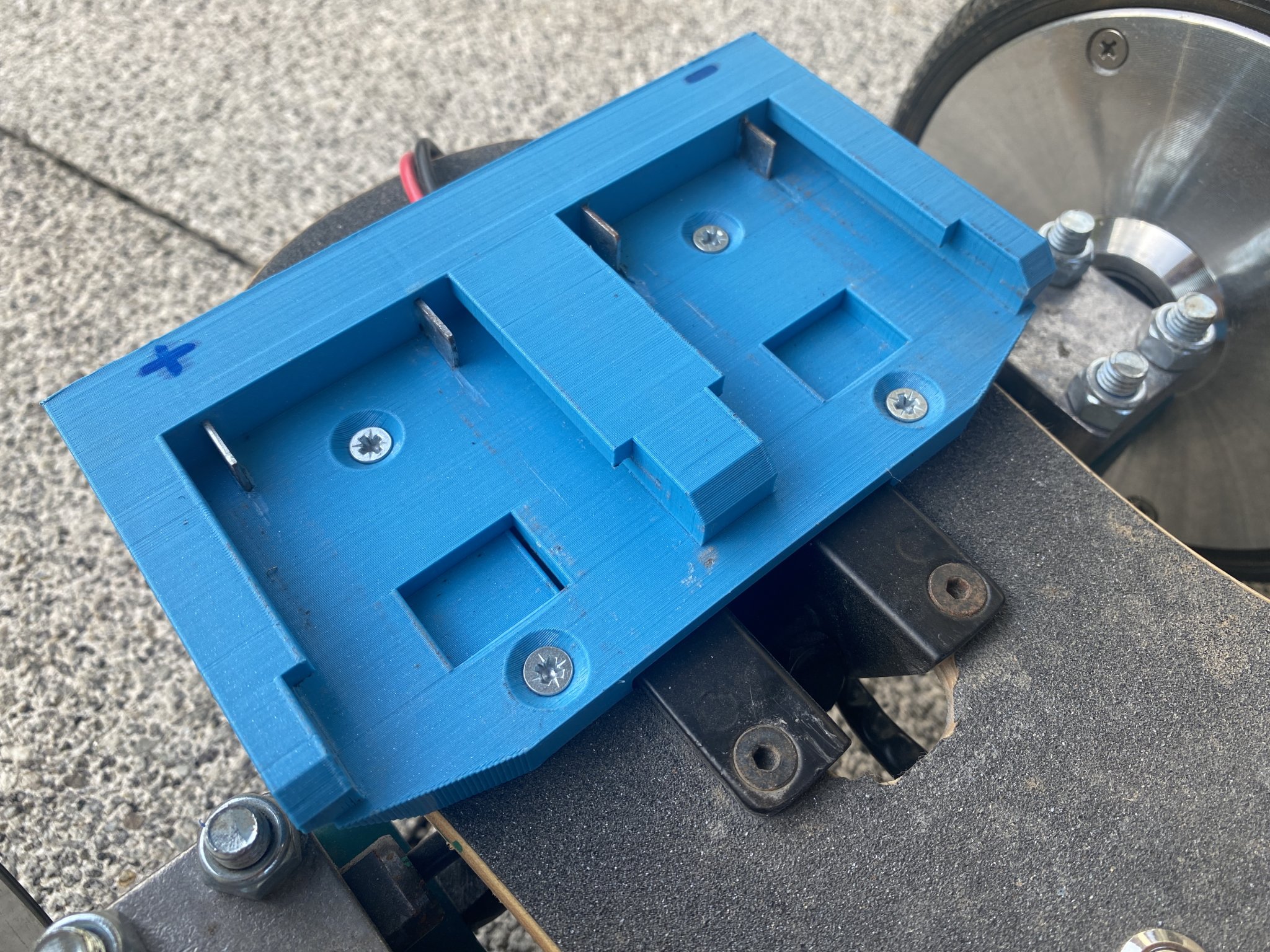 Giá đỡ pin Bosch 18V cho các bề mặt khác nhau