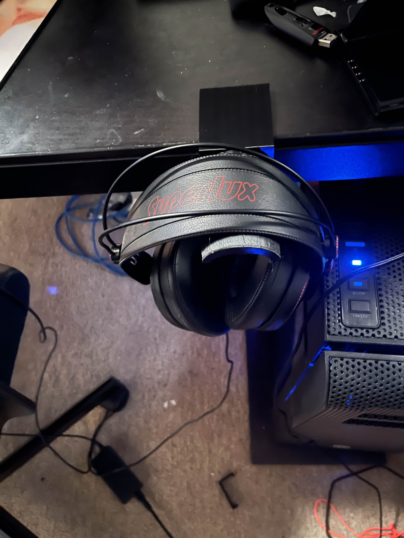 Giá đỡ tai nghe cho bàn làm việc IKEA Bekant