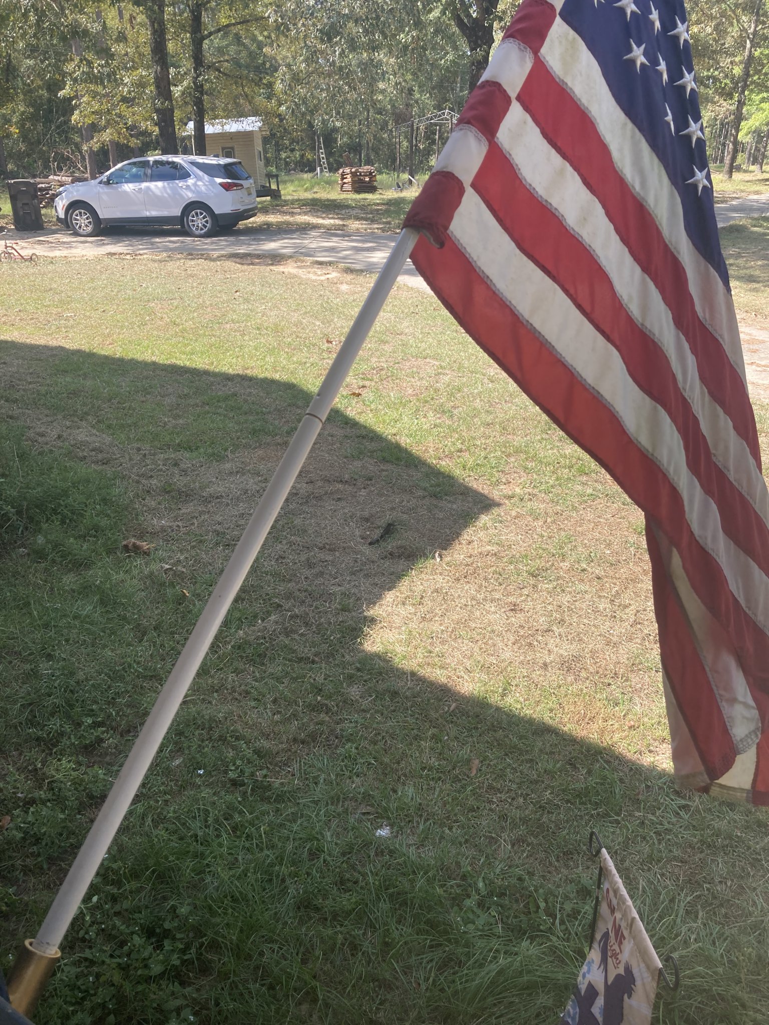 Giá đỡ cột cờ tự chế cho sân vườn