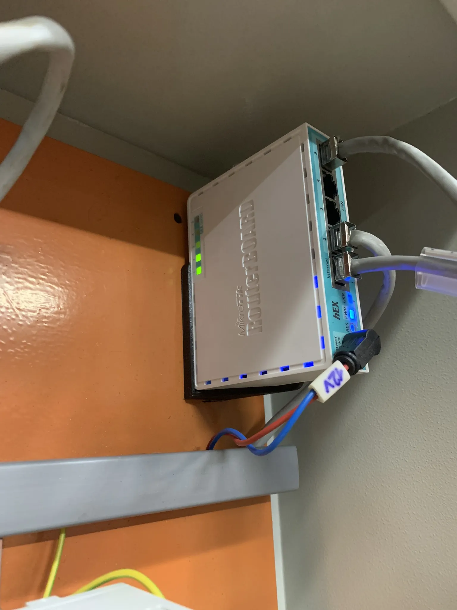 Giá đỡ Mikro Tik hEX RouterBOARD lắp đặt đứng