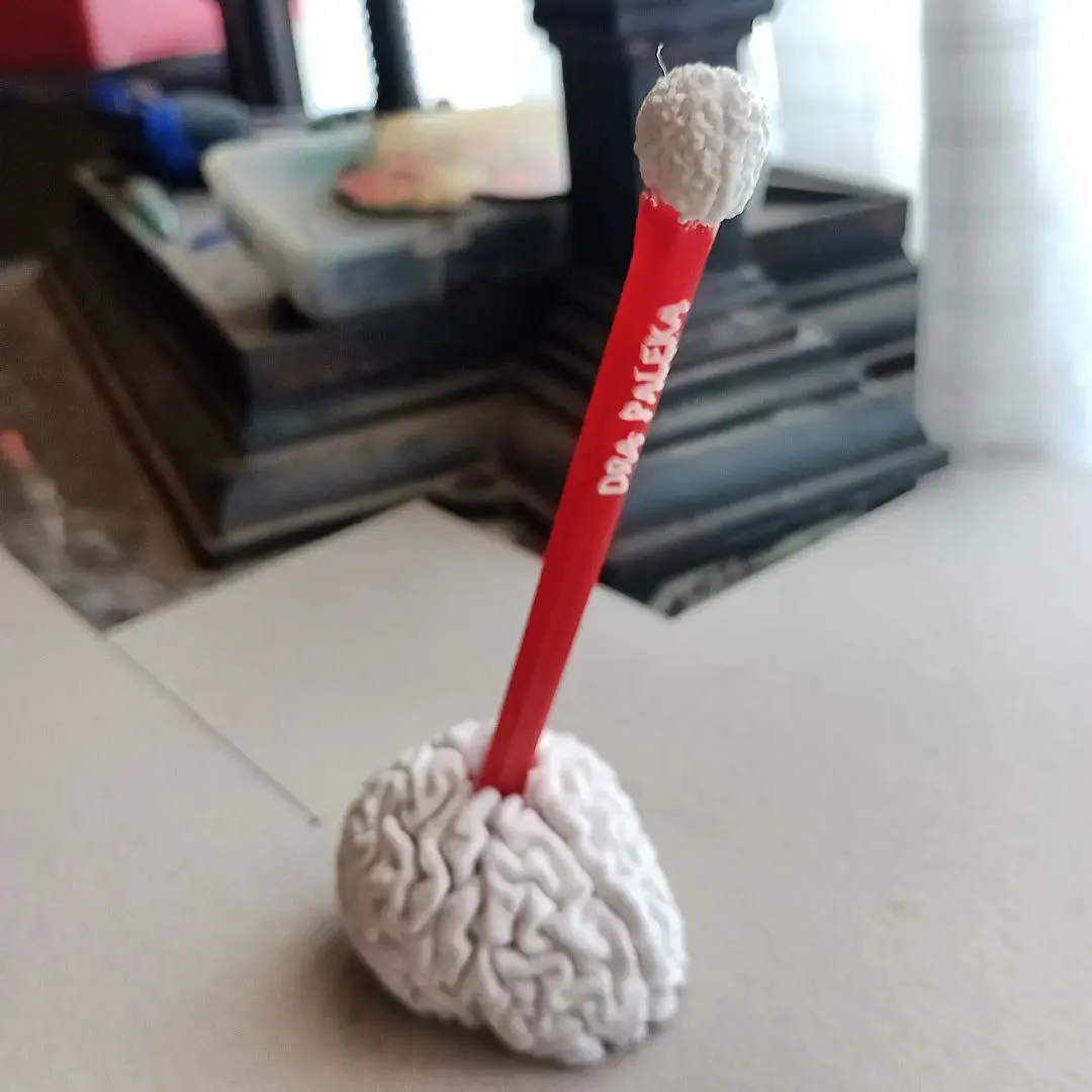 Giá đỡ bút bi với thiết kế nghiêng 45 độ