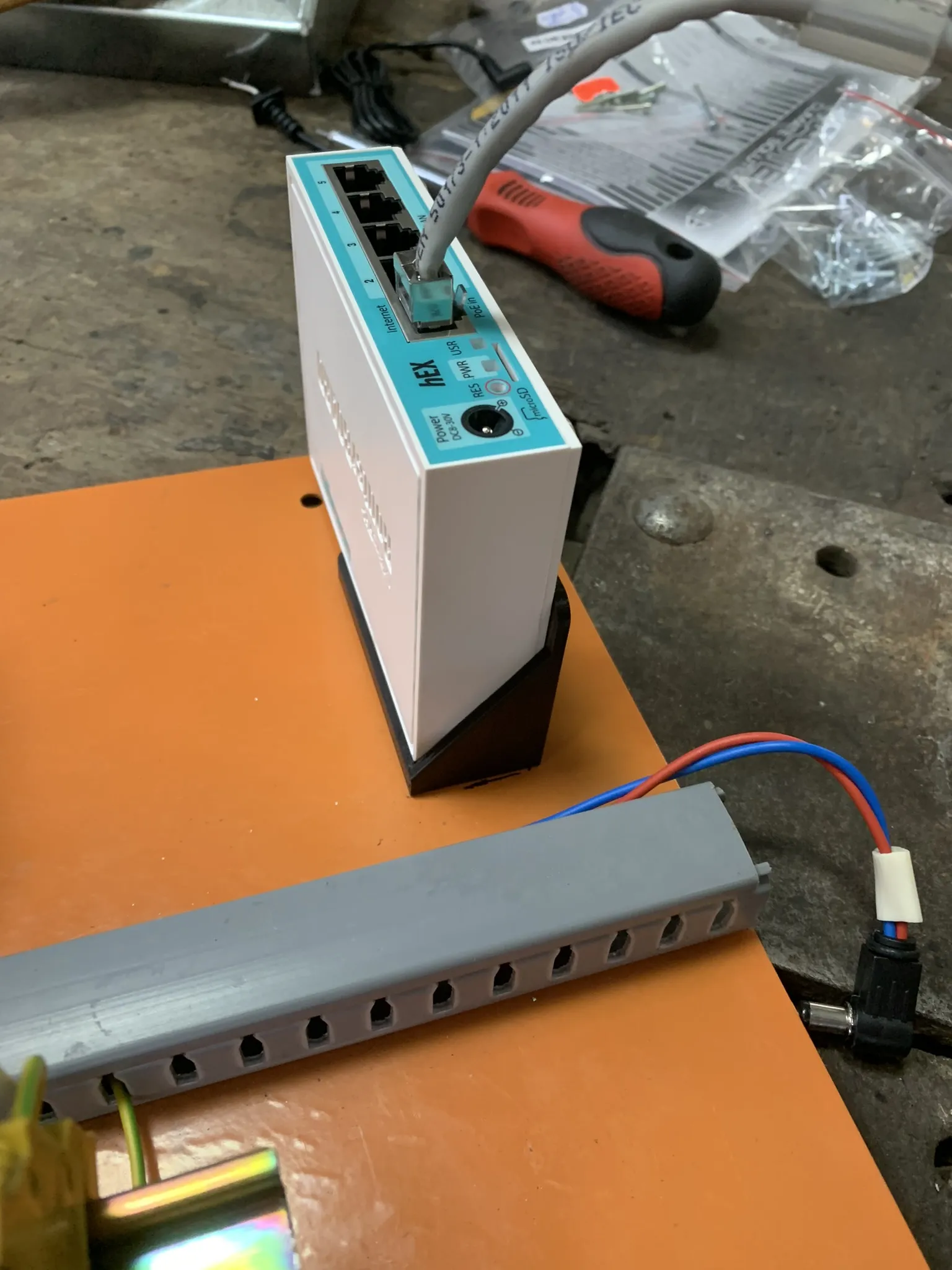 Giá đỡ Mikro Tik hEX RouterBOARD lắp đặt đứng