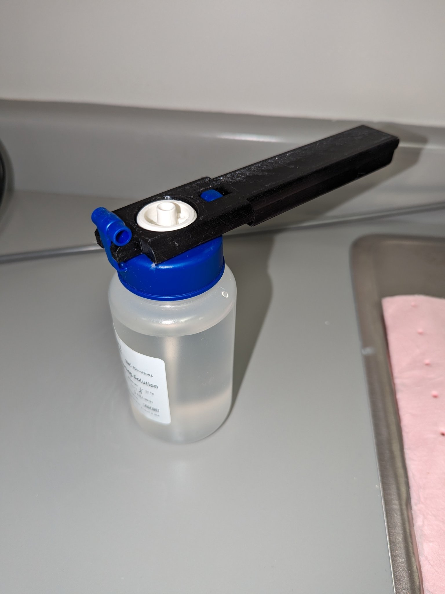 Mở nắp chai Ion Torrent S5 Genexus bằng dụng cụ chuyên dụng