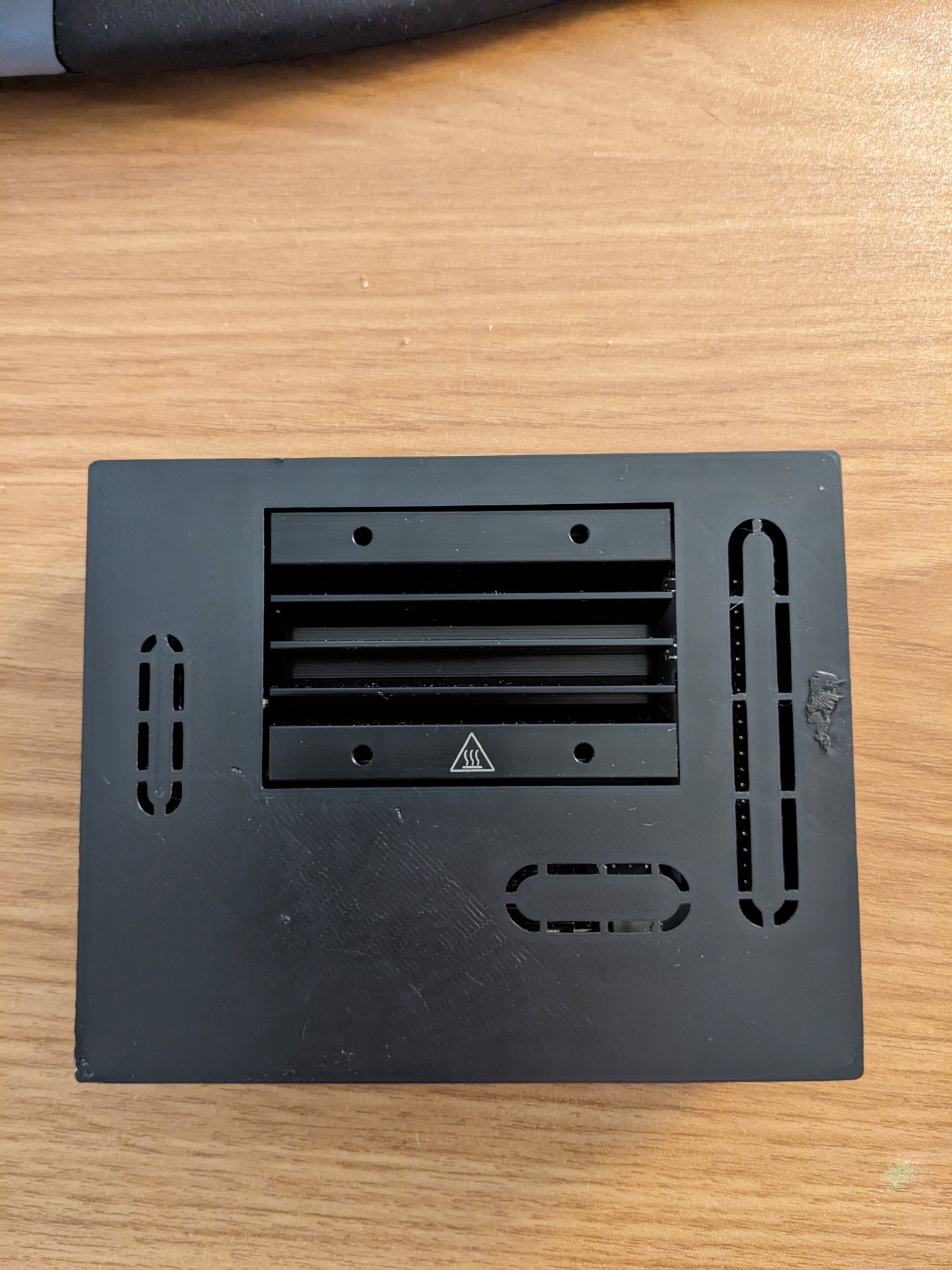 Hộp bảo vệ Jetson Nano gọn nhẹ với điểm kết nối