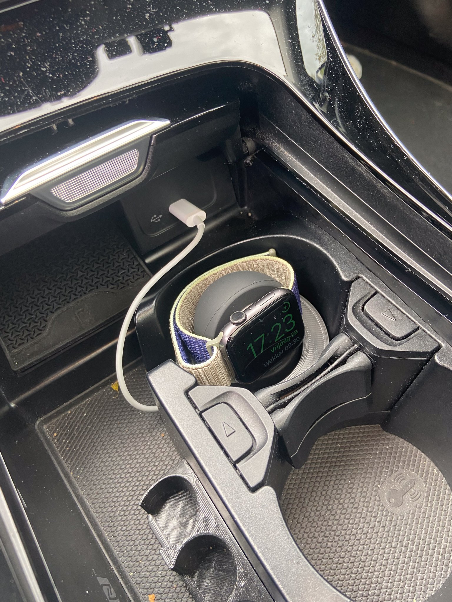 Giá đỡ sạc Apple Watch cho khay để cốc Mercedes C / GLC (2021+)