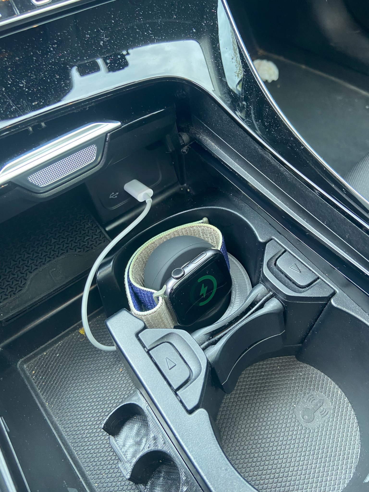 Giá đỡ sạc Apple Watch cho khay để cốc Mercedes C / GLC (2021+)