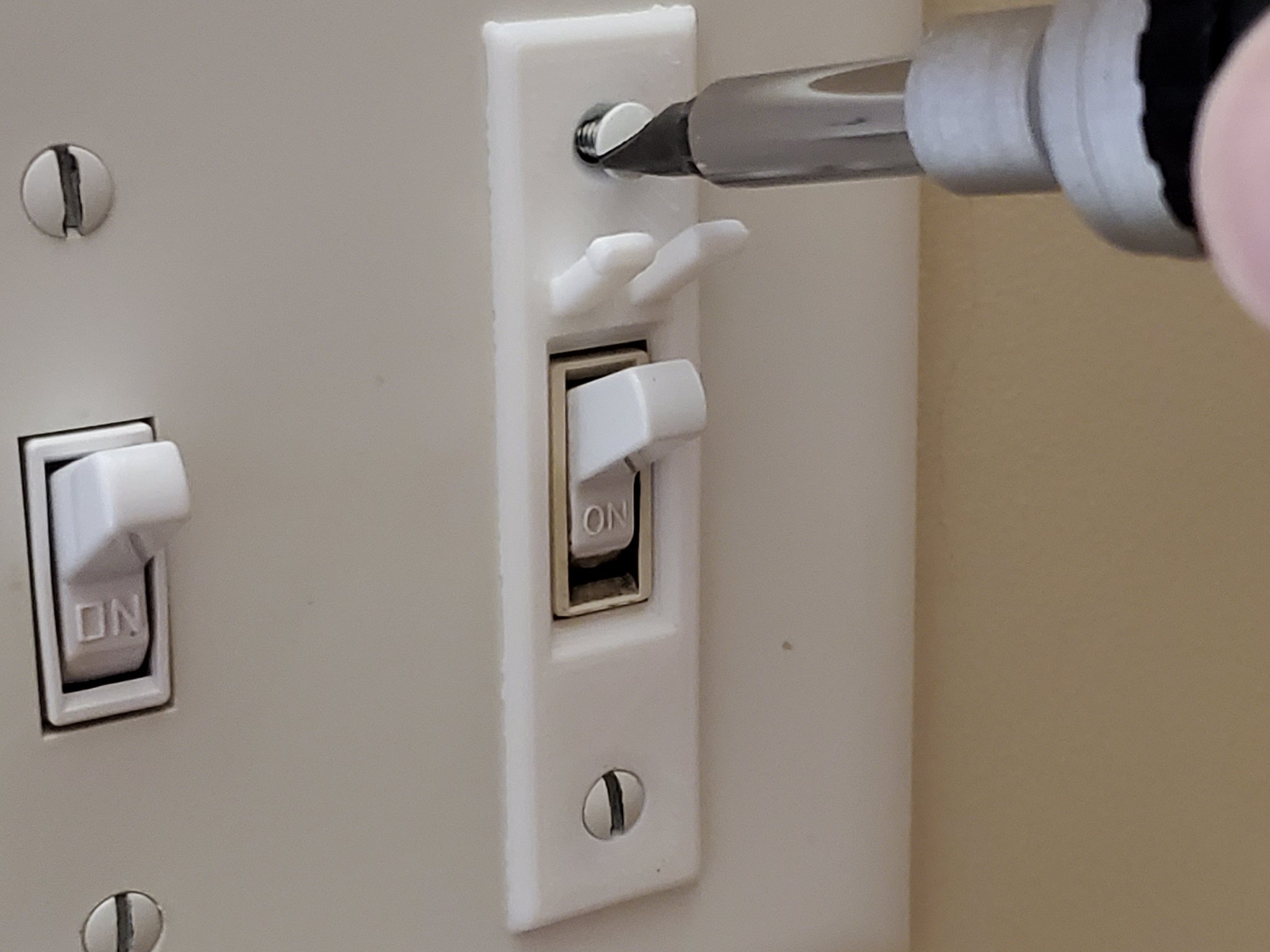 Nắp công tắc điện bảo vệ máy in 3D khỏi bị tắt nguồn