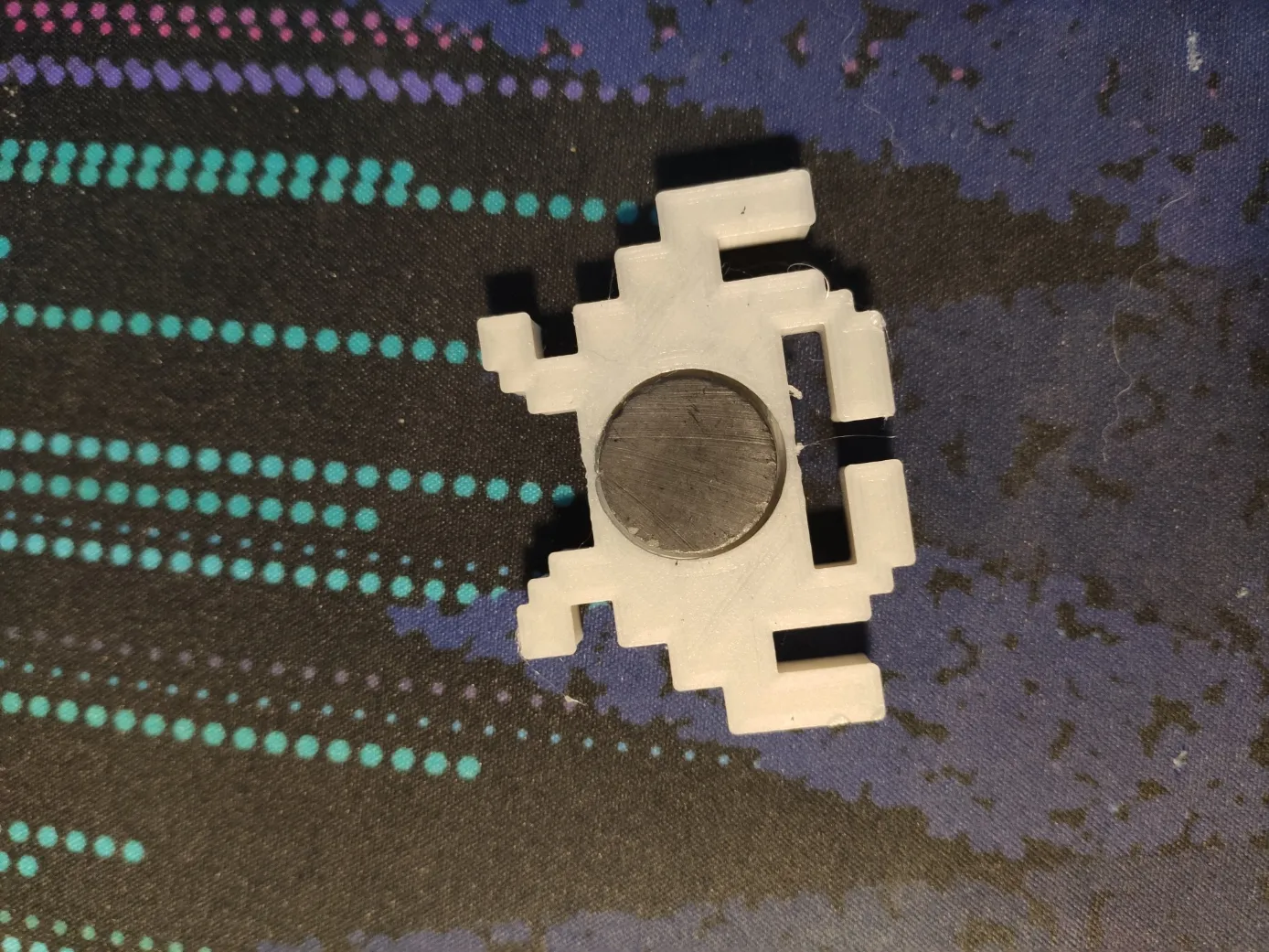 Kẻ xâm lược không gian với nam châm 10mm