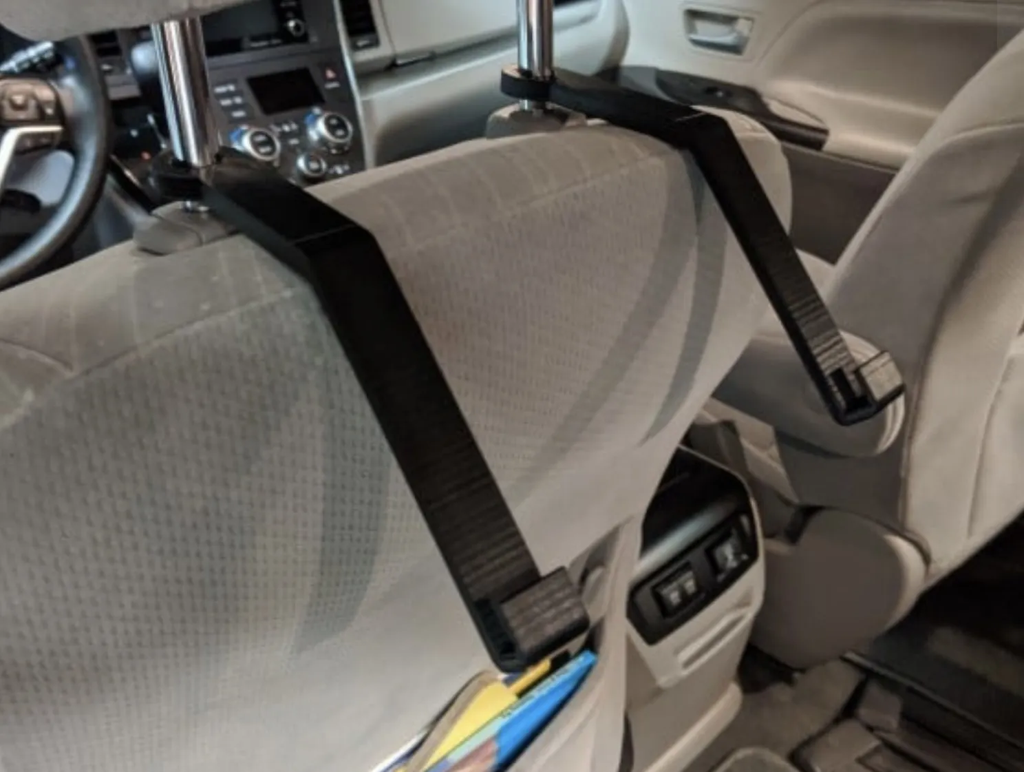 Giá đỡ máy tính bảng đơn giản cho xe hơi không cần phần cứng