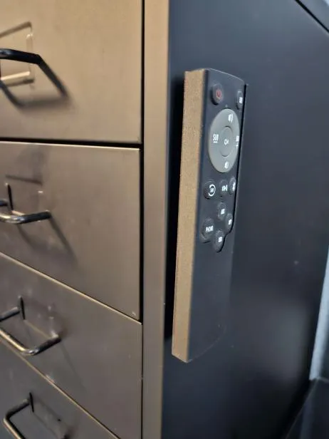 Vỏ bọc điều khiển từ xa Klipsch với nam châm tích hợp