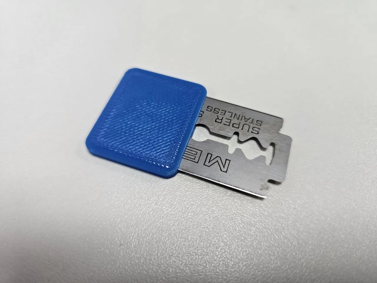 Giá đỡ dao cạo an toàn đơn giản