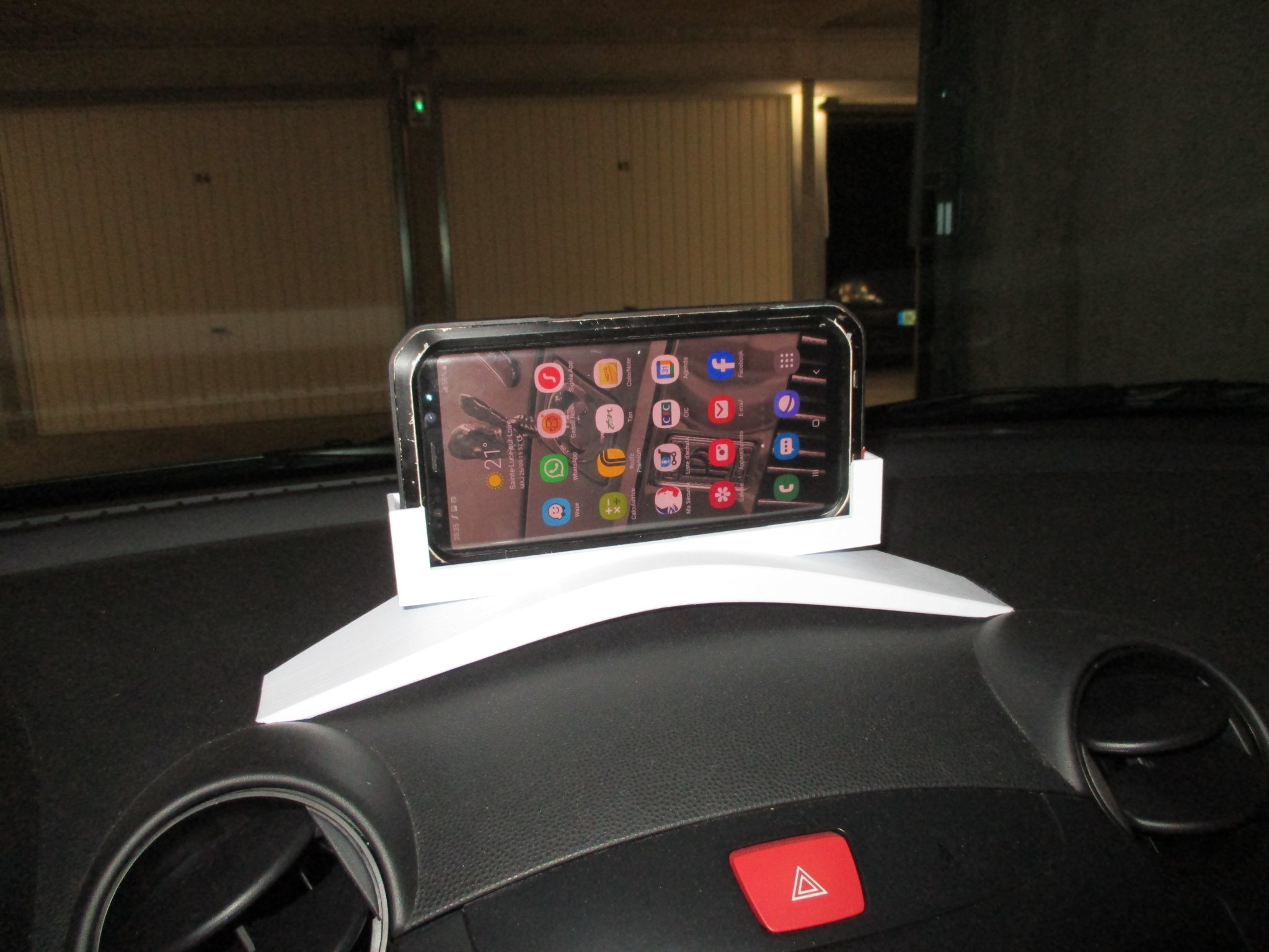 Giá đỡ smartphone Galaxy hình Mazda 2