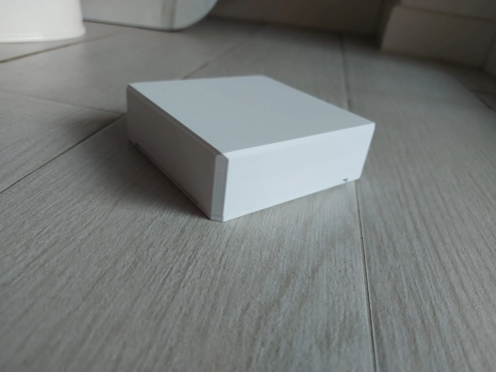 Giá đỡ bẫy kiến an toàn cho trẻ nhỏ và thú cưng