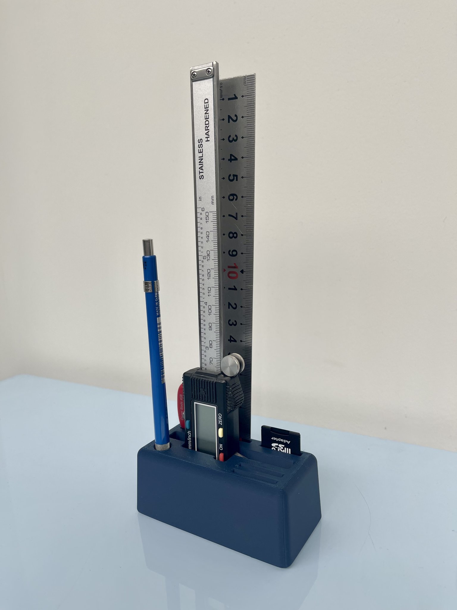 Giá đỡ thước kẻ và thước cặp với khe cắm USB và bút chì