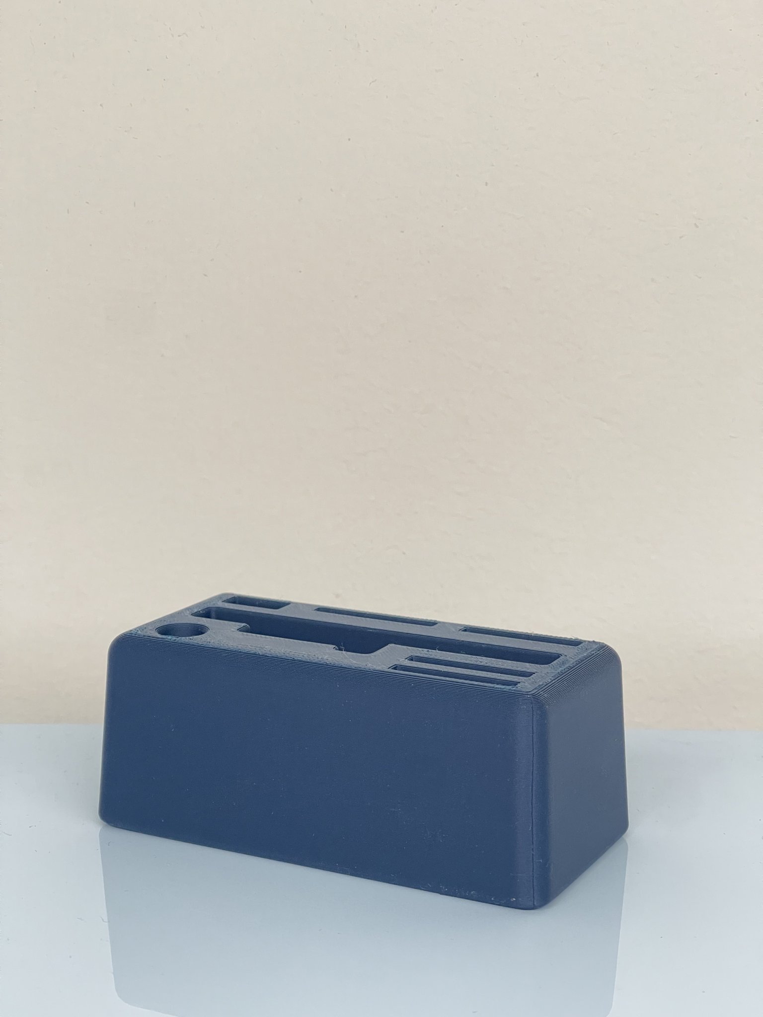 Giá đỡ thước kẻ và thước cặp với khe cắm USB và bút chì