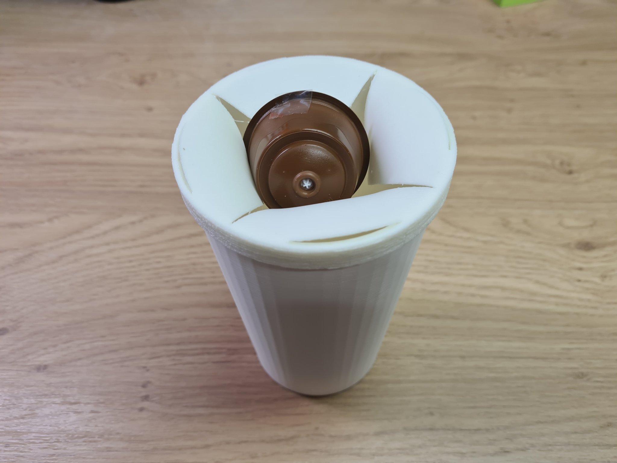 Thùng rác với nắp linh hoạt cho ô tô