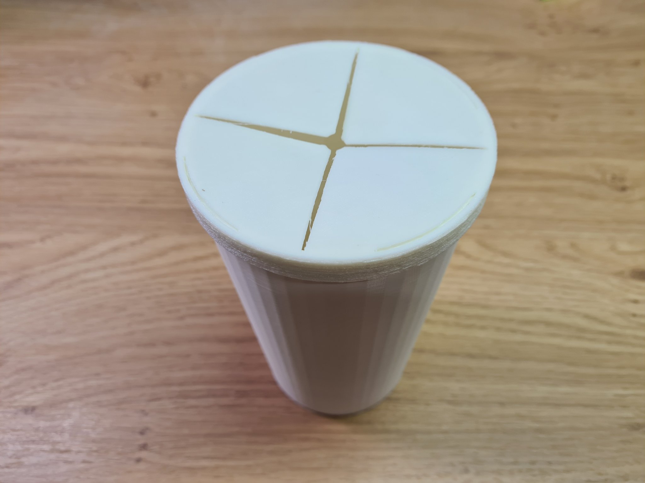 Thùng rác với nắp linh hoạt cho ô tô