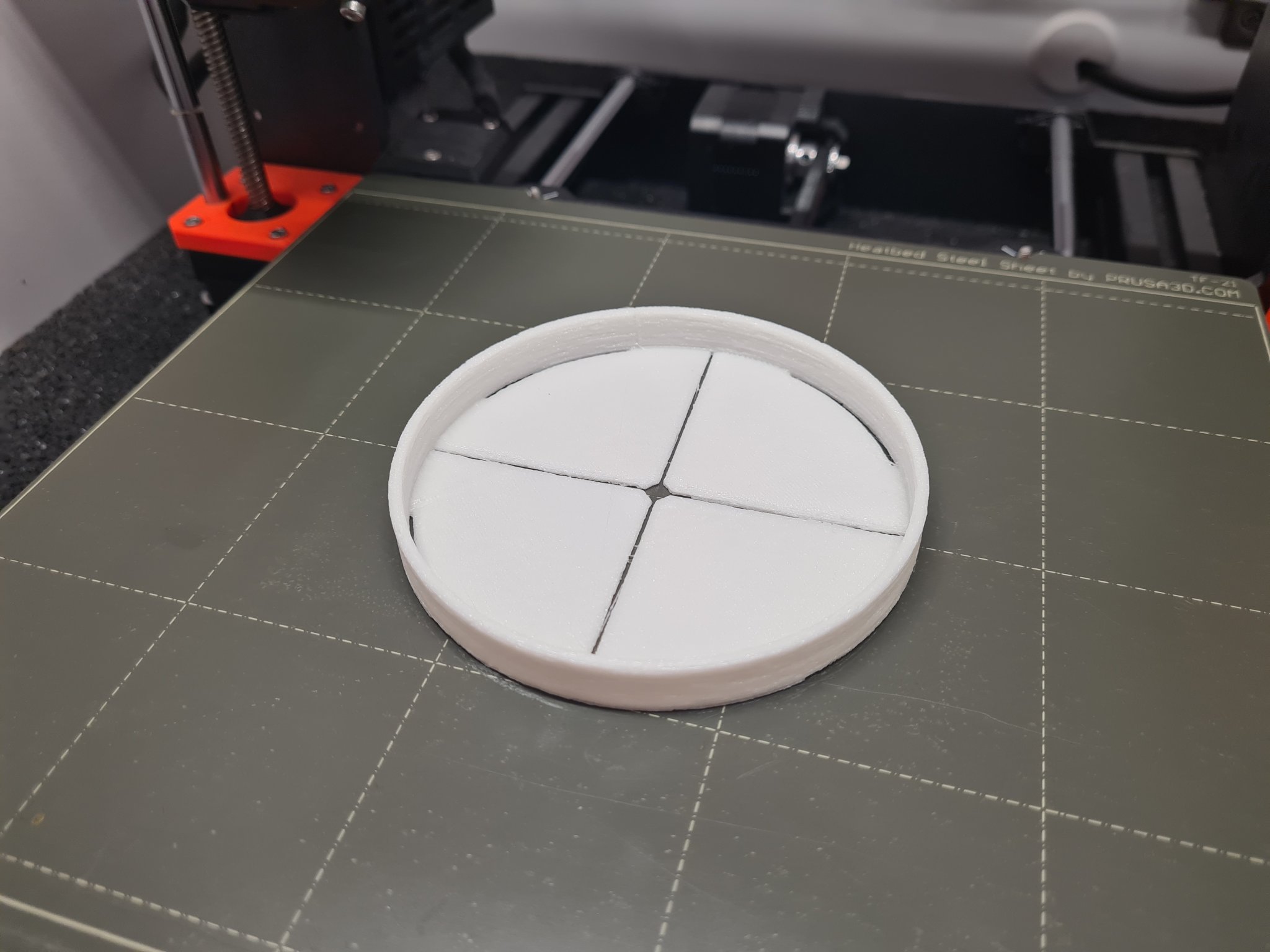 Thùng rác với nắp linh hoạt cho ô tô