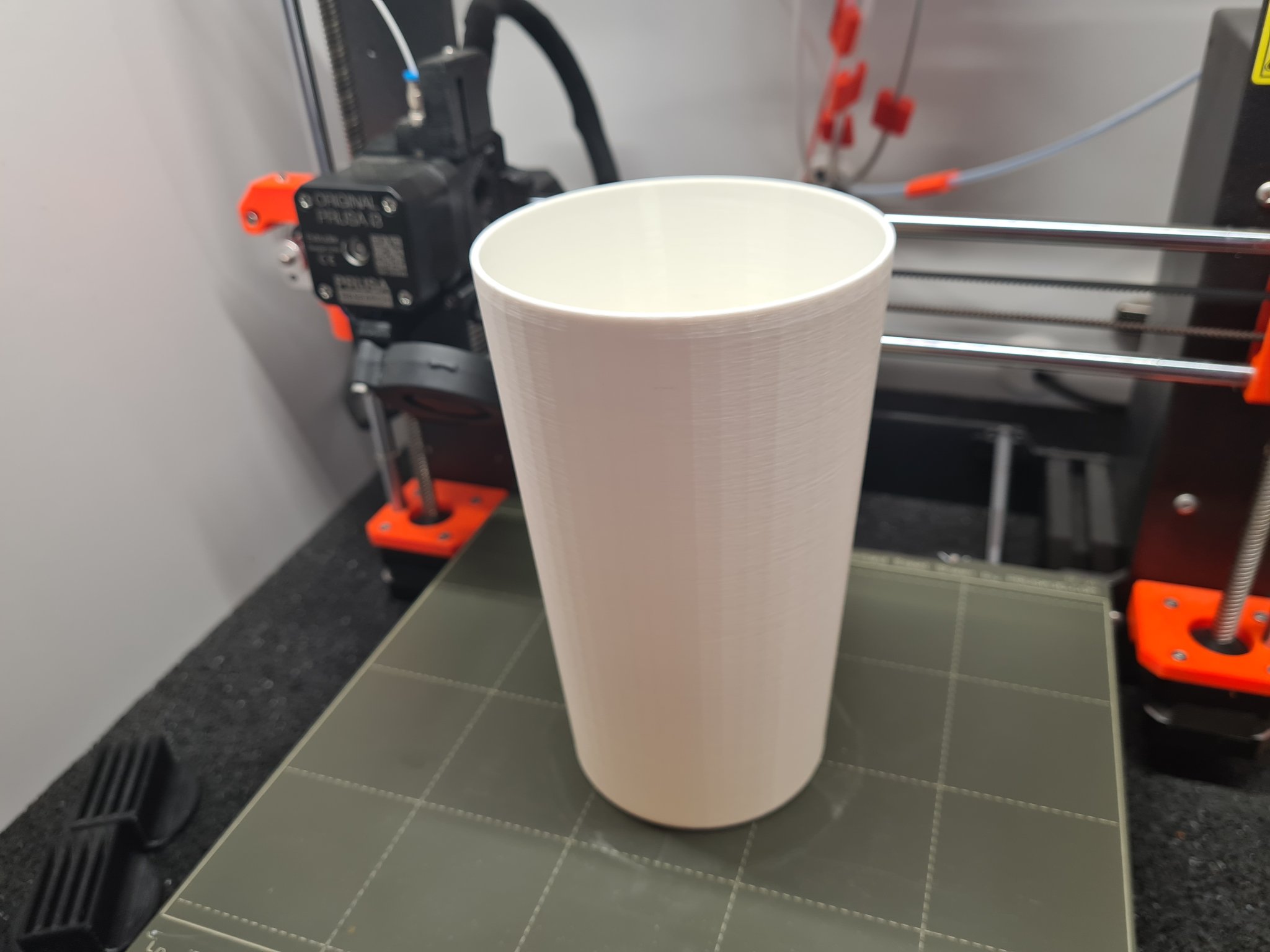 Thùng rác với nắp linh hoạt cho ô tô