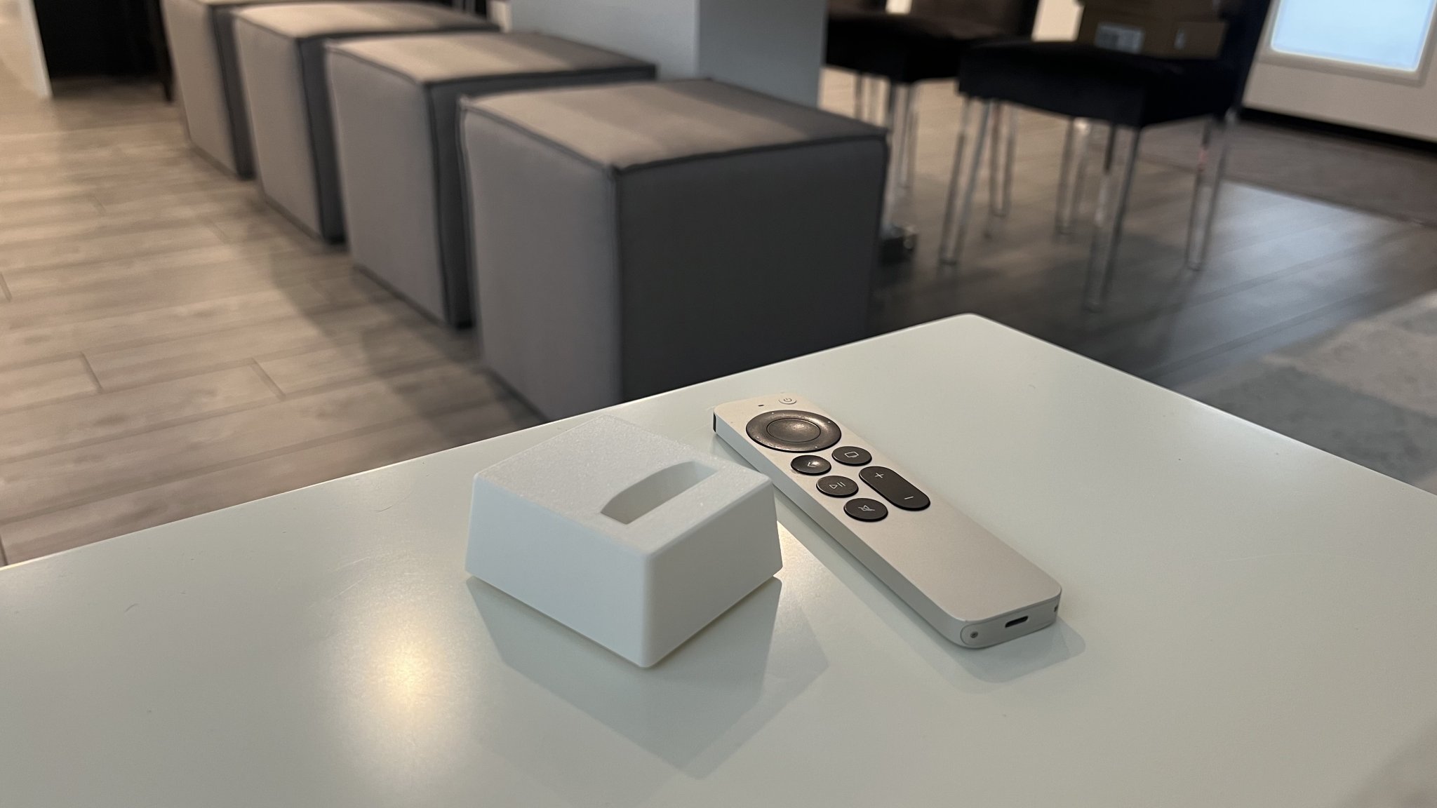 Giá đỡ tối giản cho điều khiển AppleTV 4K