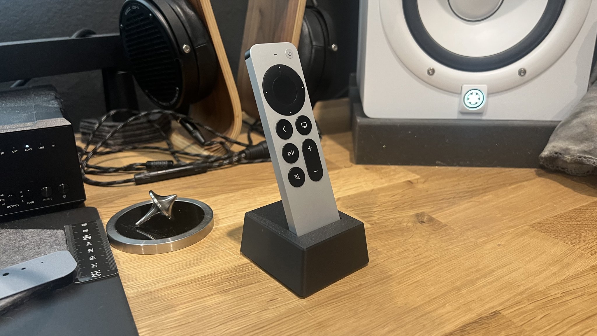 Giá đỡ tối giản cho điều khiển AppleTV 4K