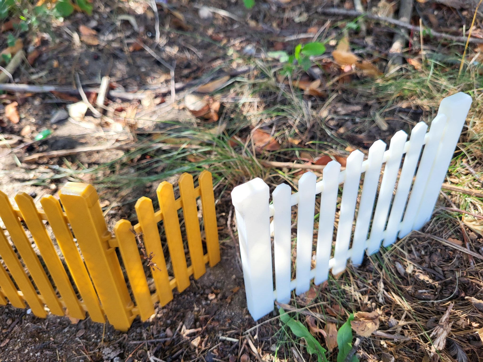 Hàng rào gỗ nhỏ với cổng in tại chỗ