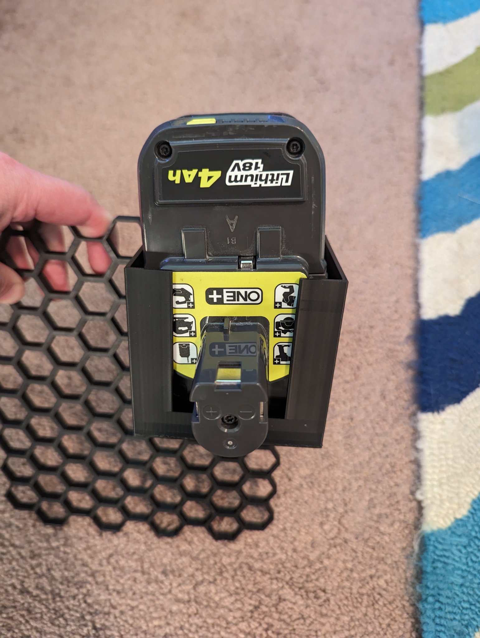 Giá đỡ pin Ryobi cho tường lưu trữ tổ ong 2 kích thước