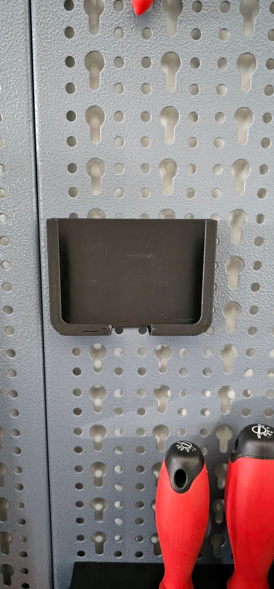 Giá đỡ điện thoại cho Samsung Galaxy S23 Ultra trên pegboard