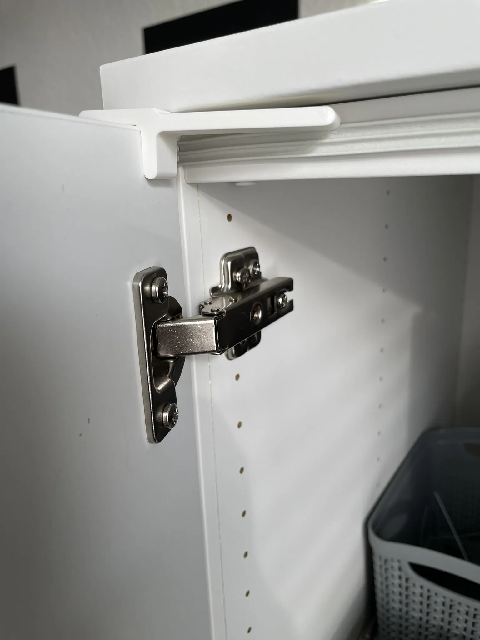 Giá đỡ cửa tủ đơn giản cho tủ ikea