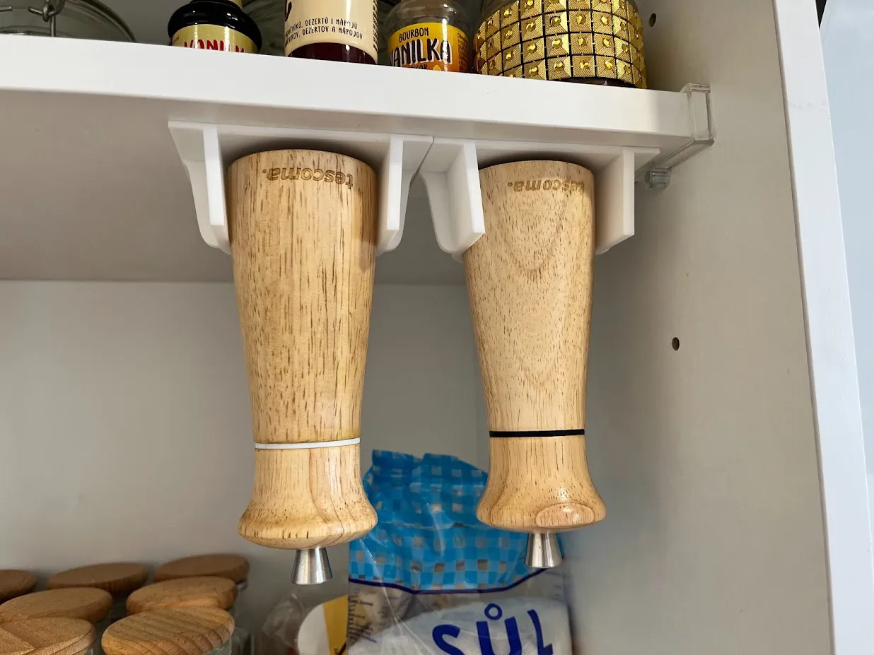 Giá treo máy xay tiêu muối Tescoma dưới kệ bếp