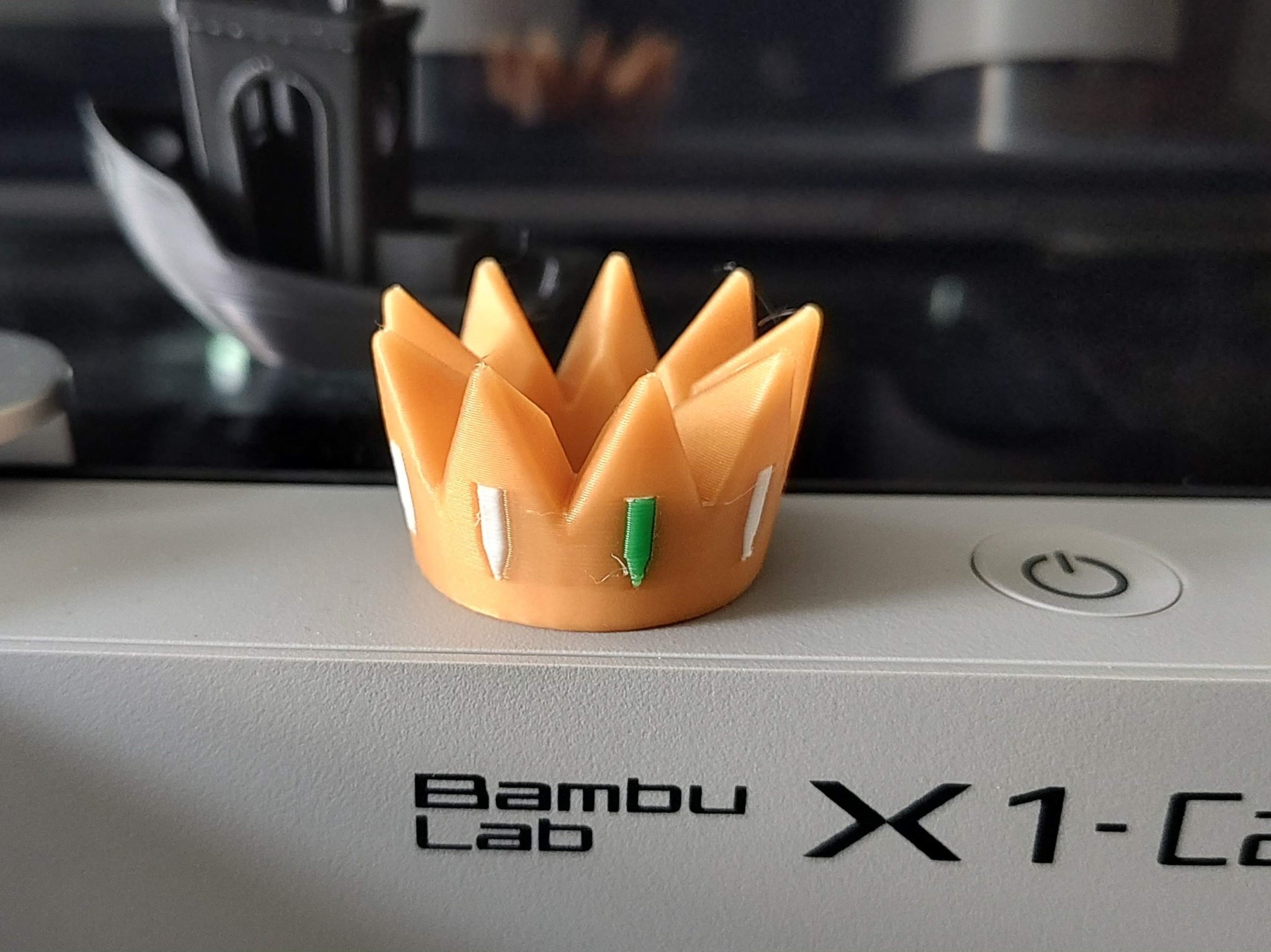 Vương miện nhiều màu sắc cho khăn quàng cổ trong hoạt động ...