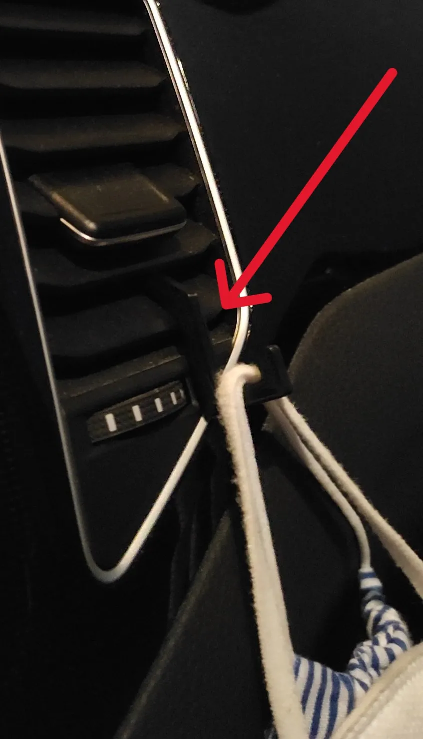 Móc treo khẩu trang trên cửa gió ô tô