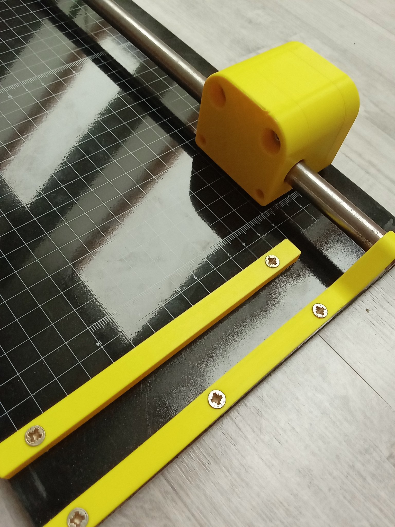 Máy cắt giấy với lưỡi dao tròn OLFA 45mm