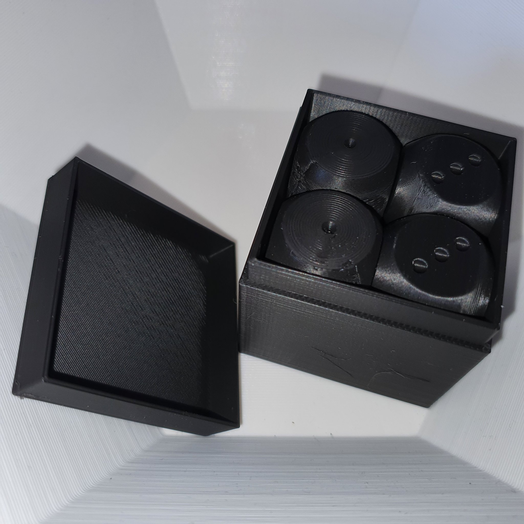 Bộ xúc xắc Lucky Six trong hộp cube tinh nghịch