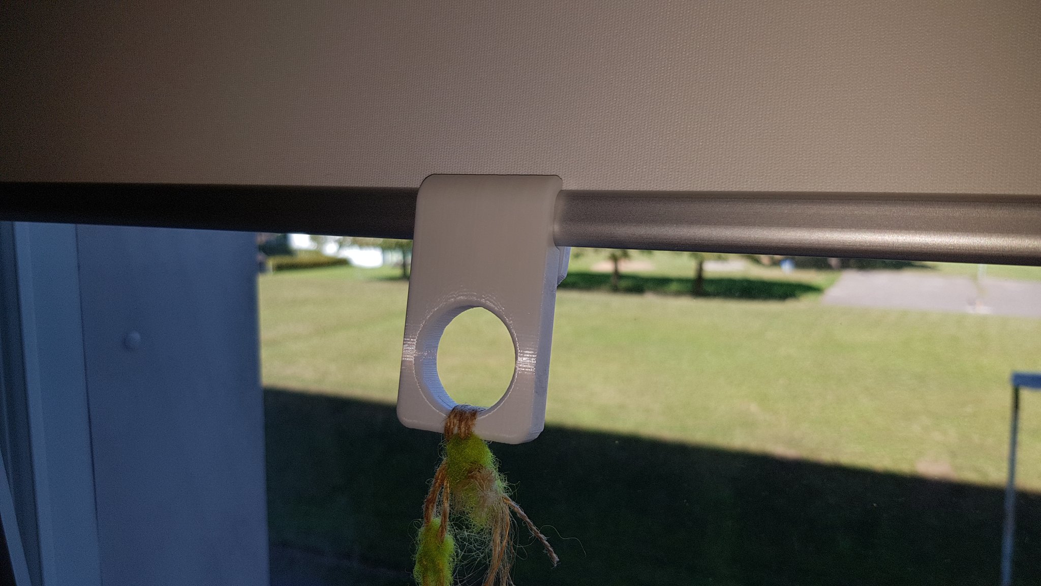 Kẹp nhấn rèm cửa IKEA bằng ngón tay