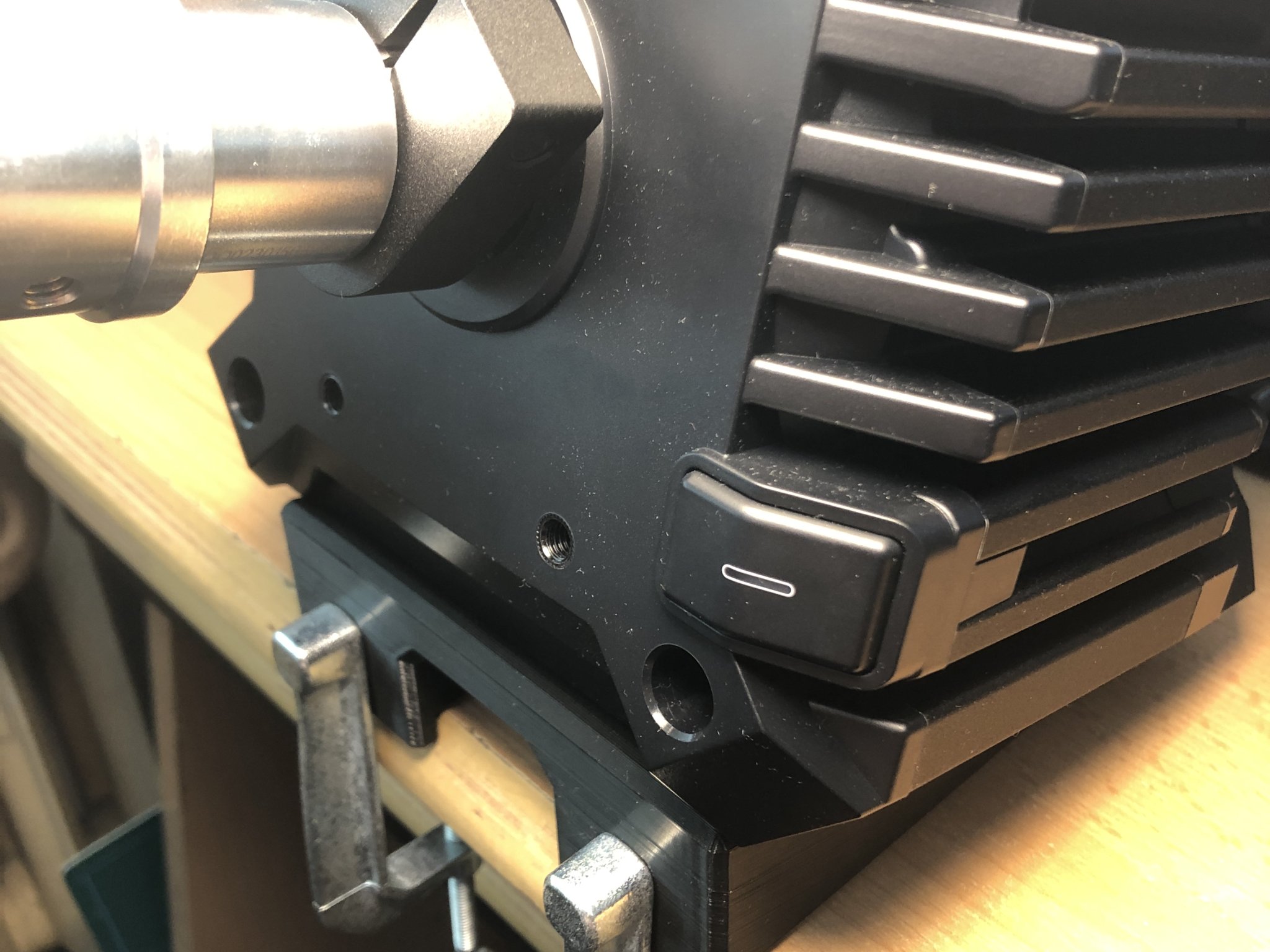 Giá đỡ bàn Fanatec CSL DD với chân cao su