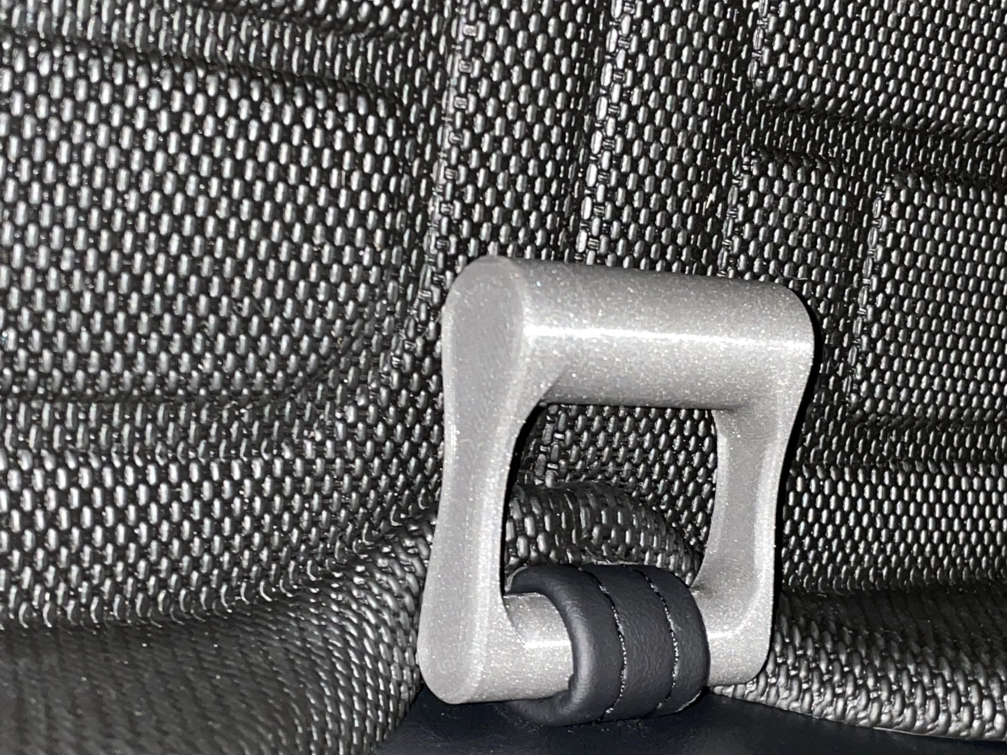 Tay cầm mở khoang chứa đồ Tesla dễ dàng hơn