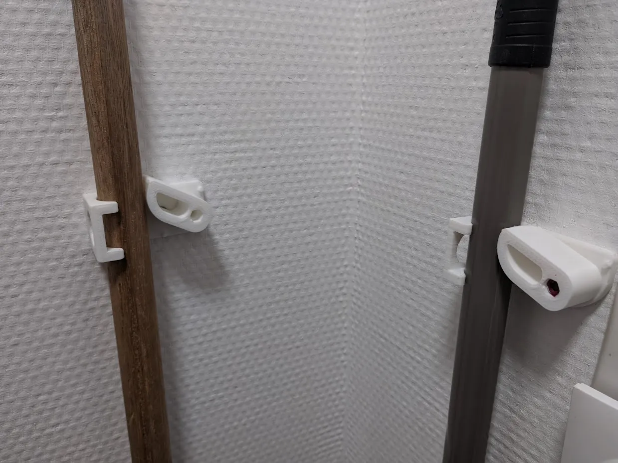 Giá treo chổi và dụng cụ khác trên tường