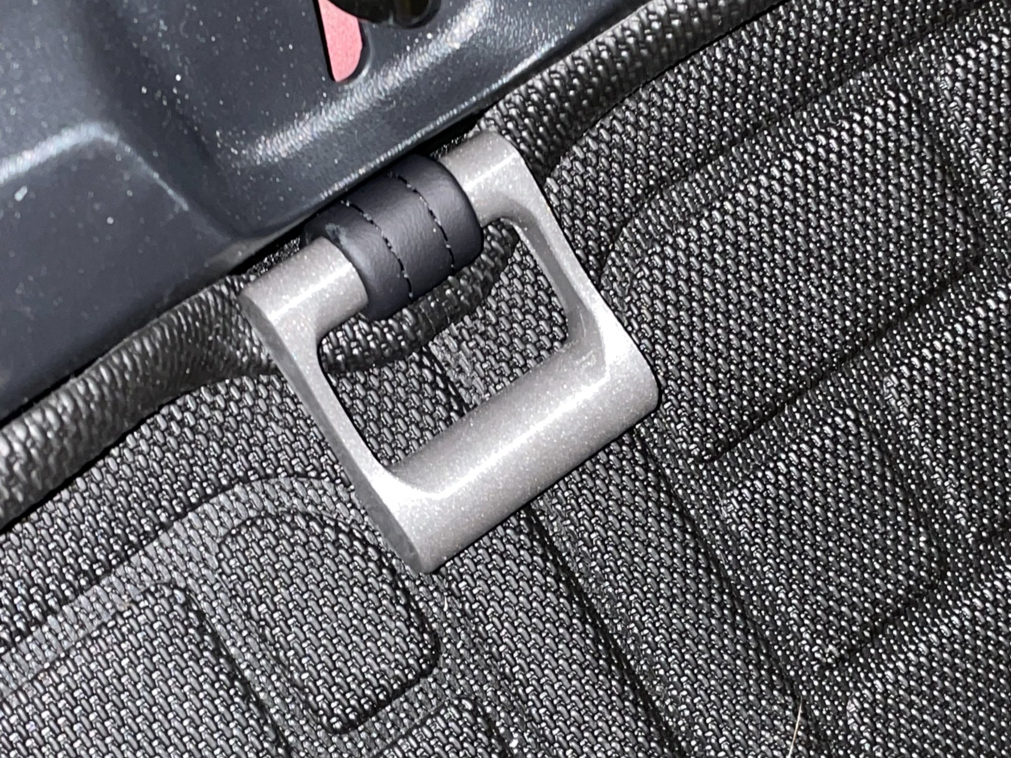 Tay cầm mở khoang chứa đồ Tesla dễ dàng hơn