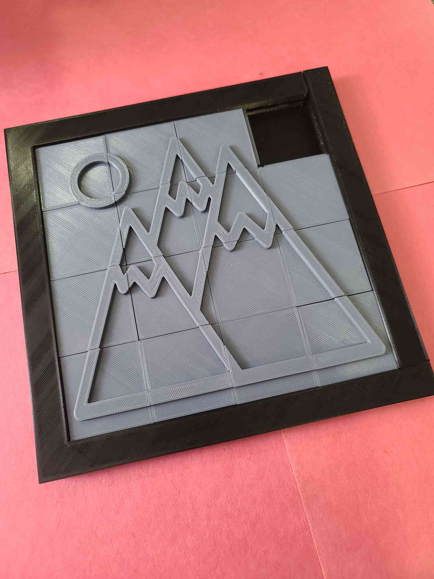 Câu đố trượt cổ điển với hình ảnh dãy núi